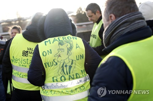 마크롱 '노란조끼'에 강·온 양면전략…효과 있을까