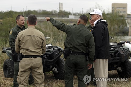 트럼프 "협상 안되면 비상사태 선포"…국경장벽 찾아 '배수진'