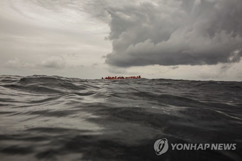 아프리카 난민선 지중해 침몰…117명 실종·3명 구조