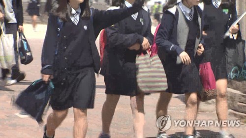 '코르셋' 같았던 학생 교복, 더 편안하고 따뜻해졌다