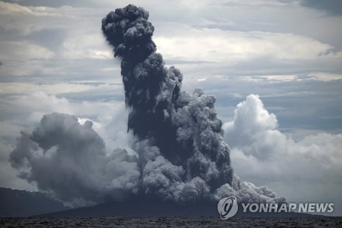 인니 순다해협 화산섬에 새 균열…"붕괴시 쓰나미 재발 우려"