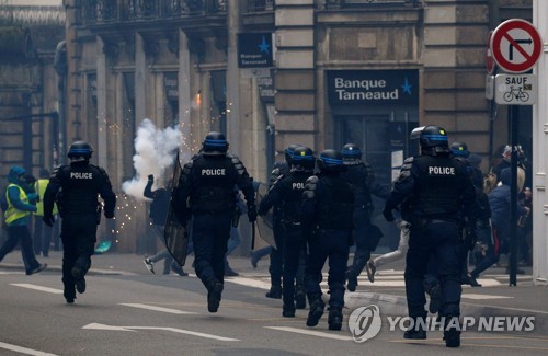 마크롱 '노란조끼'에 강·온 양면전략…효과 있을까