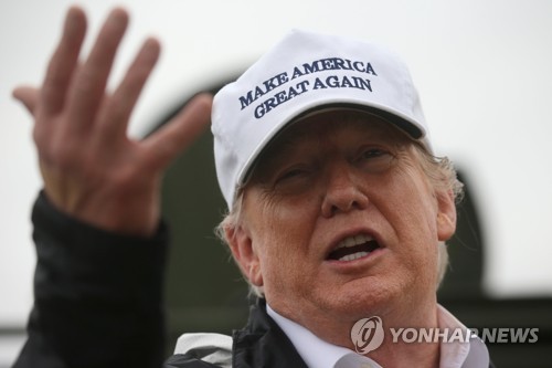 트럼프 "협상 안되면 비상사태 선포"…국경장벽 찾아 '배수진'