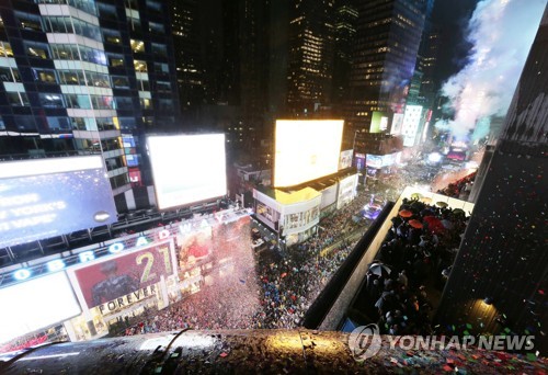 뉴욕 타임스스퀘어, 볼드롭 새해맞이…'형형색색 비옷' 구름인파