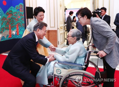 문대통령 "김 할머니 더 사셨으면 3·1절 100주년 보셨을 텐데"