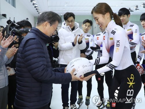 문대통령, 애국지사·김아랑 선수 등 각계인사 10명과 신년통화