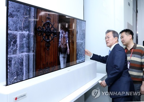 문대통령, 첨단기술에 '휘둥그레'…"굉장한데" "상상의 끝" 탄성