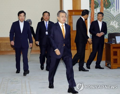 문대통령, 총리·외교장관 등과 오찬…징용배상·경제활력 논의