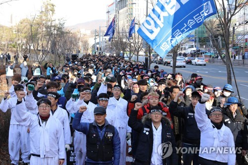 유성기업 노조 "'노조파괴' 회삿돈 쓴 유시영 회장 구속해야"