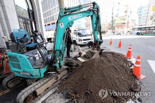 툭하면 도로 위 유출되는 온천수…땅속 배관 문제없나