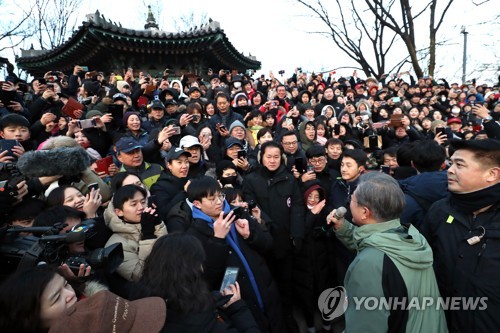 문대통령, 의인들과 해맞이 등반…"황금돼지 해, 풍요 가득하길"