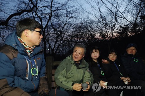 문대통령, 의인들과 해맞이 등반…"황금돼지 해, 풍요 가득하길"