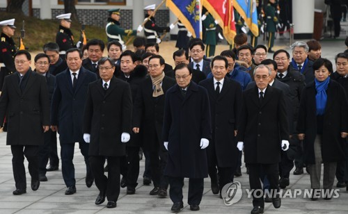 민주 "내년 총선 압승, 평화의 보루 역할"…봉하마을 참배