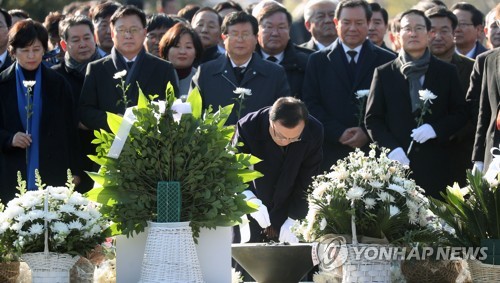 민주 "내년 총선 압승, 평화의 보루 역할"…봉하마을 참배