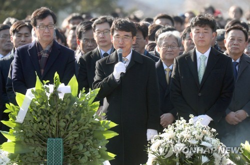 민주 "내년 총선 압승, 평화의 보루 역할"…봉하마을 참배