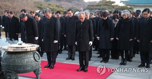 문대통령, 현충원 참배…방명록에 "대한민국 새로운 100년"