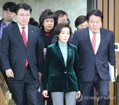 한국 "민간사찰·권력남용" 2R 공세…상임위 동시다발 소집 요구