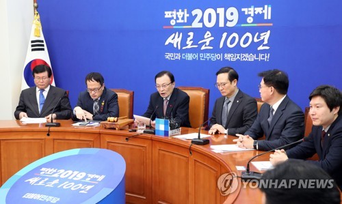 민주 "신재민 빠른 회복 기대…한국당 정치공세 그만두라"