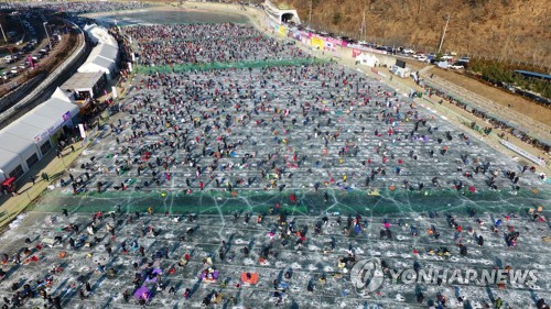 '역시 글로벌 겨울축제'…화천산천어축제 첫날 14만 명 방문