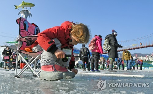 한파 주춤 새해 첫 일요일…산천어 낚시에 바다수영도 인기