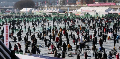 한파 주춤 새해 첫 일요일…산천어 낚시에 바다수영도 인기