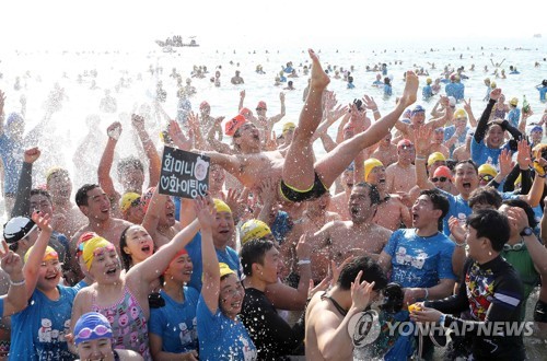 한파 주춤 새해 첫 일요일…산천어 낚시에 바다수영도 인기