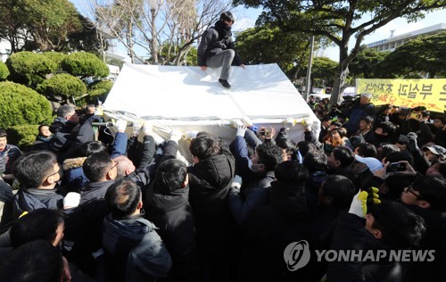 제주, 2공항 반대 농성천막 철거 재시도…"20일만에 철거 완료"