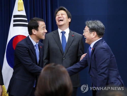 떠나는 비서실장이 새 비서실장 직접 소개…포옹으로 임무 교대