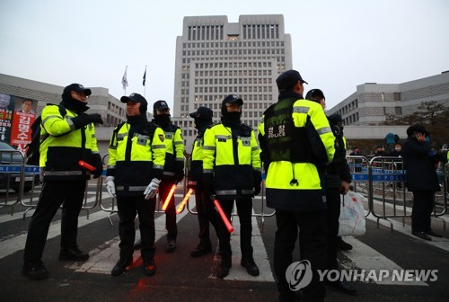 [양승태 소환] 새벽부터 시위대 집결·출입구 폐쇄…긴장 고조