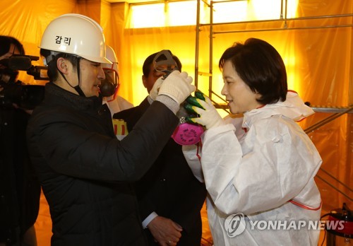 유은혜, 초등학교 석면철거 현장 방문…"학교가 가장 안전해야"