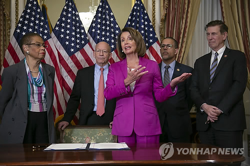 트럼프, 민주 압박 "워싱턴에 돌아와 장벽 예산 처리하라"