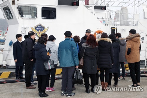 낚시어선 전복사고 실종자 가족 "수색 범위 넓혀야"