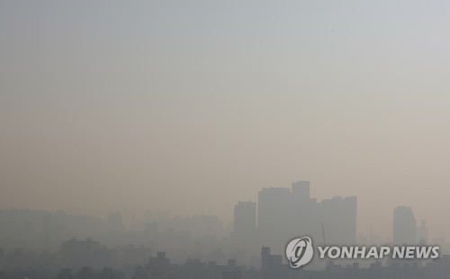 고농도 미세먼지에 도심 '한적'…실내시설은 '피신 인파' 북적