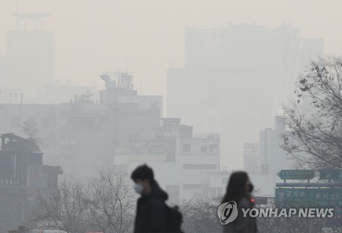 "흑백TV로 세상 보는 것 같아요"…미세먼지에 숨 막힌 출근길