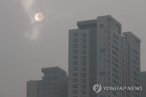 일상을 집어삼킨 초미세먼지…경기도 일부 '주의보→경보'