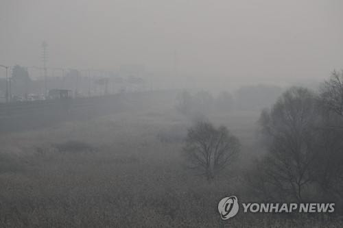 일상을 집어삼킨 초미세먼지…경기도 일부 '주의보→경보'