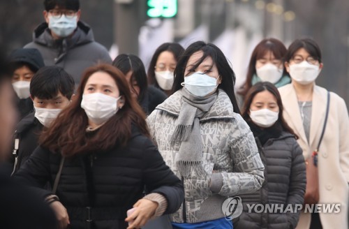 "기분도 잿빛" 종일 미세먼지와 '사투'…항공기 운항 차질도