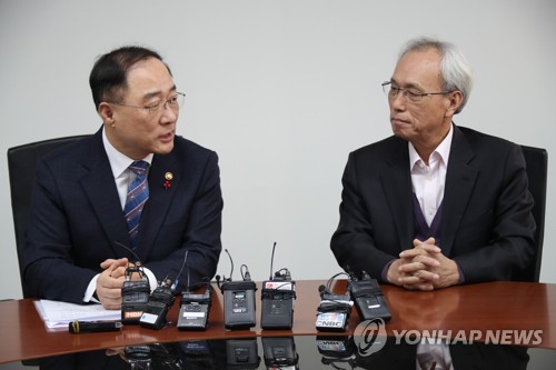 경사노위 찾은 홍남기 "탄력근로제 단위기간 확대 속도내야"