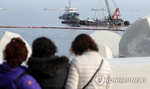 '만선의 꿈' 대신 뒤집힌 채 항구에 돌아온 '무적호'