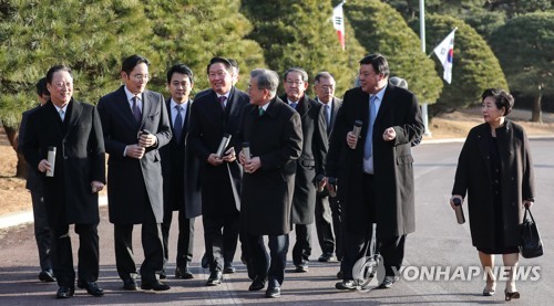 재킷벗은 문대통령-기업인 격의없는 소통…"질문할 분 손드세요"