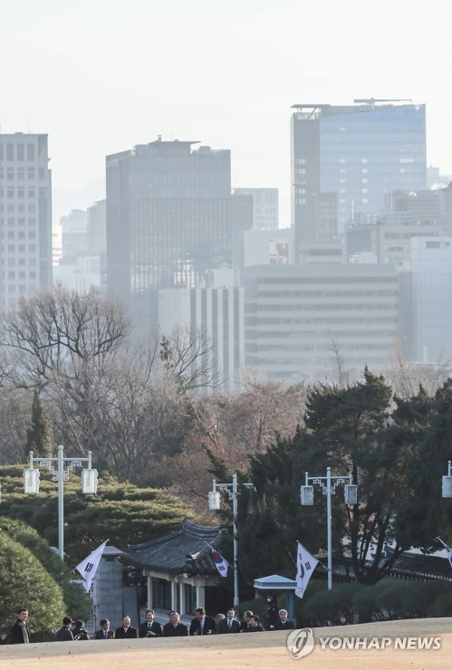 문대통령, 총수들과 커피산책…대북사업 현정은엔 "속도 내겠다"