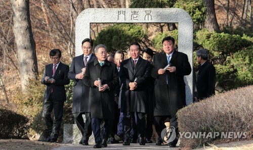 문대통령, 총수들과 커피산책…대북사업 현정은엔 "속도 내겠다"