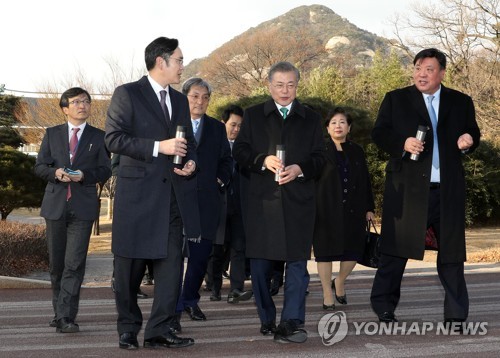 문대통령, 총수들과 커피산책…대북사업 현정은엔 "속도 내겠다"