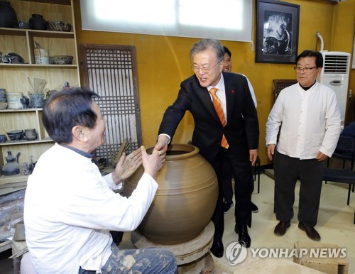 문대통령, 울산 수소공장·관광명소 들러 '지역경제 활력' 행보