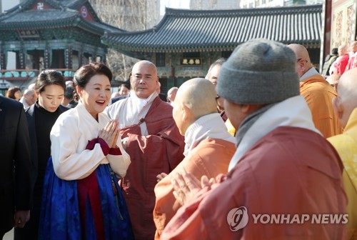 김정숙 여사 "민생 등 어려움 많아…불교가 원력 모아달라"