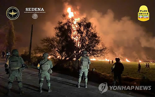 멕시코 송유관 폭발화재로 66명 사망·85명 실종…"기름도둑 탓"