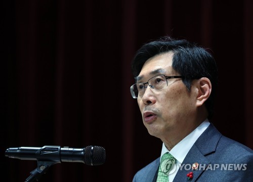 박상기 법무, 박근혜 사면 가능성에 "재판부터 끝나야"