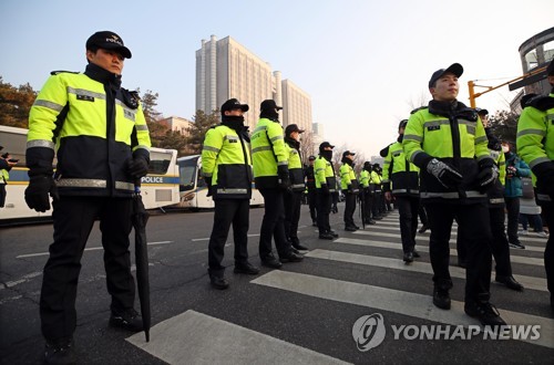 '양승태 구속' vs '공정재판'…법원 앞에서 엇갈린 목소리