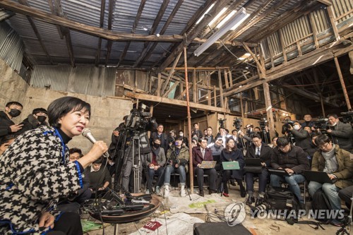 손혜원, 목포 폐공장서 1시간 반 격정 토로…'발끈'의 연속