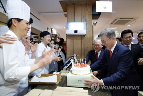 문대통령, 대전 빵집서 '깜짝' 생일 케이크…시진핑도 축하서한